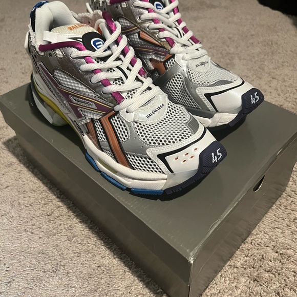 Balenciaga Runners in the grey color way there a size 45 EU - Picture 4 of 4